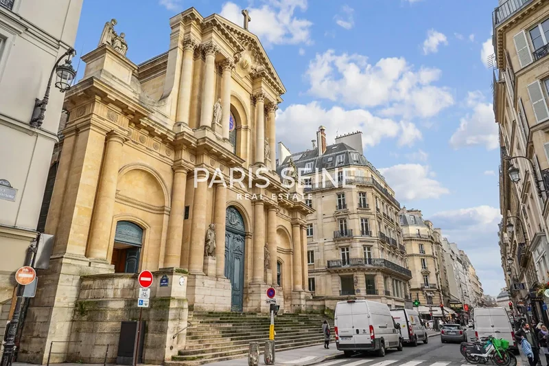Saint-Honoré Apartment - 2 Rooms of 44 m² with Service Room