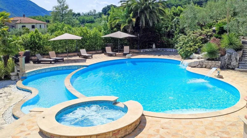 Prestigious Villa with Pool in Atina
