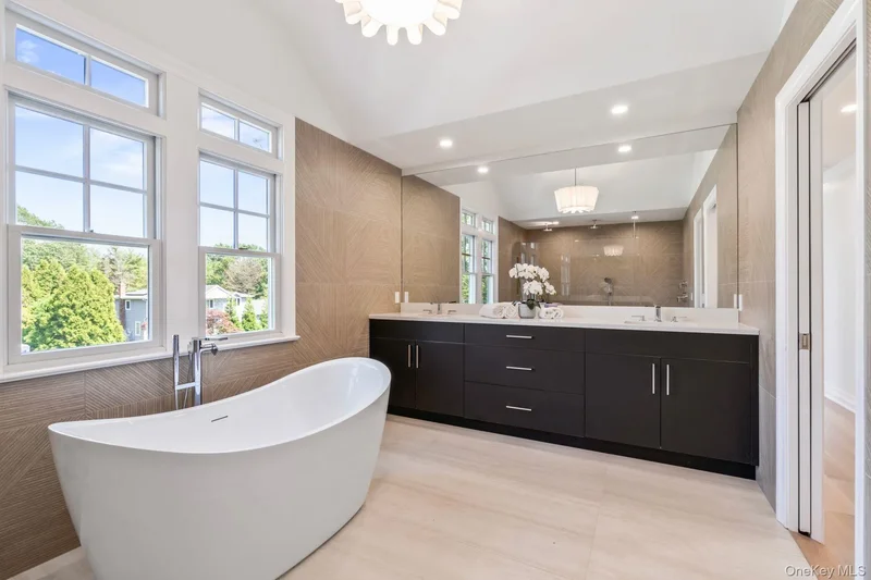 10 Threepence Drive, Melville, New York, United States. - Photo 33