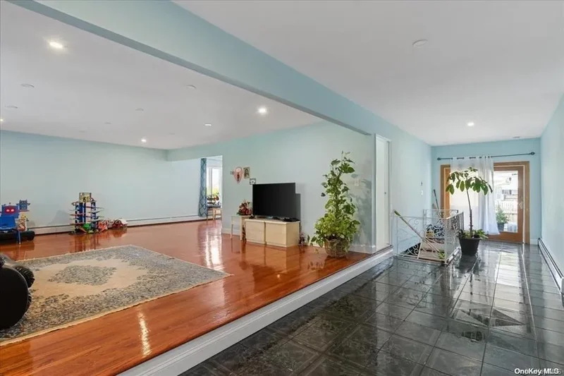 21 Oakley Avenue, Massapequa, New York, United States. - Photo 2