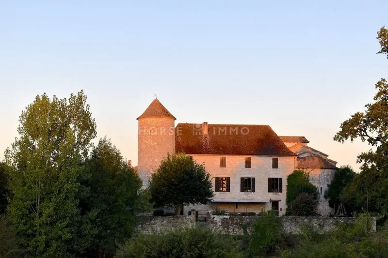 Château de 340m² sur 3.5ha à 15 min de Bergerac