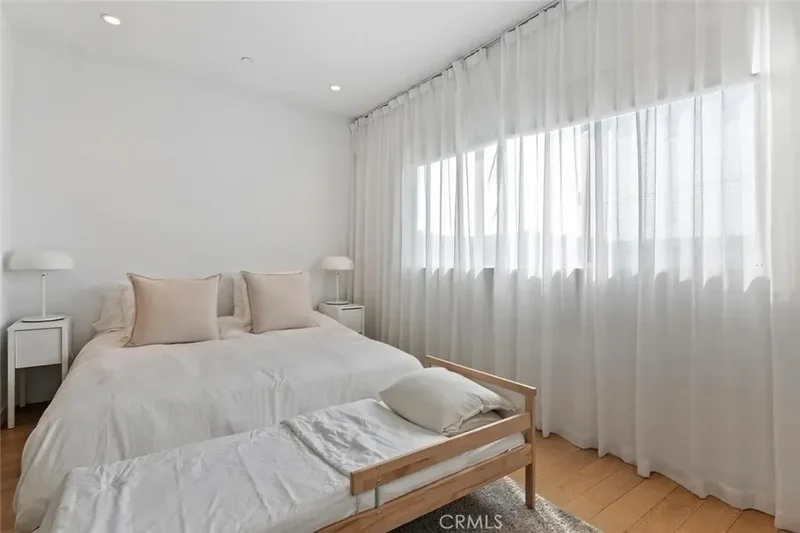 6736 W Hepburn Way, Los Angeles, California, United States. - Photo 23