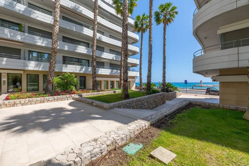 Menton Garavan, beachfront high-end recent building
