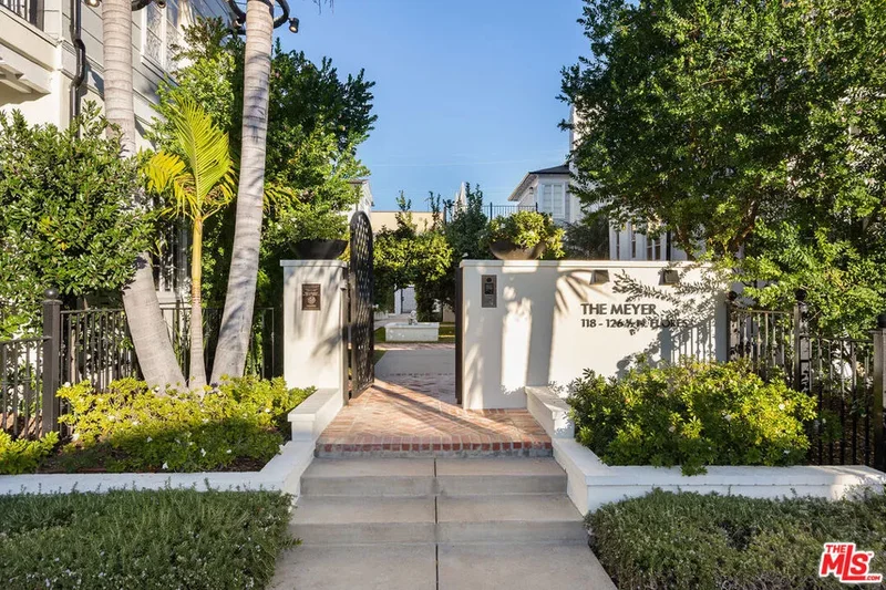 118 1/2 N Flores Street, West Hollywood, California, United States. - Photo 20