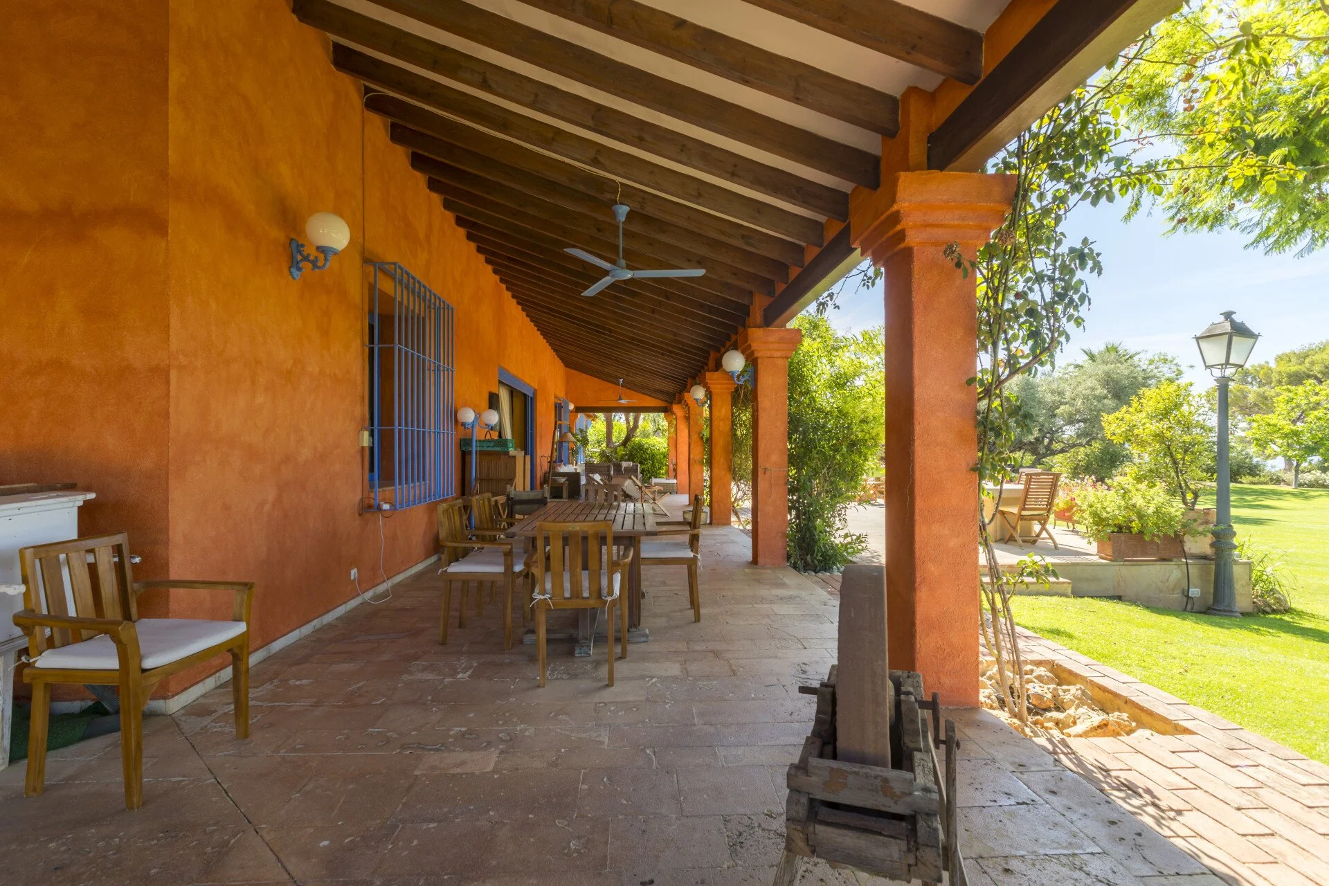Exterior photo 4