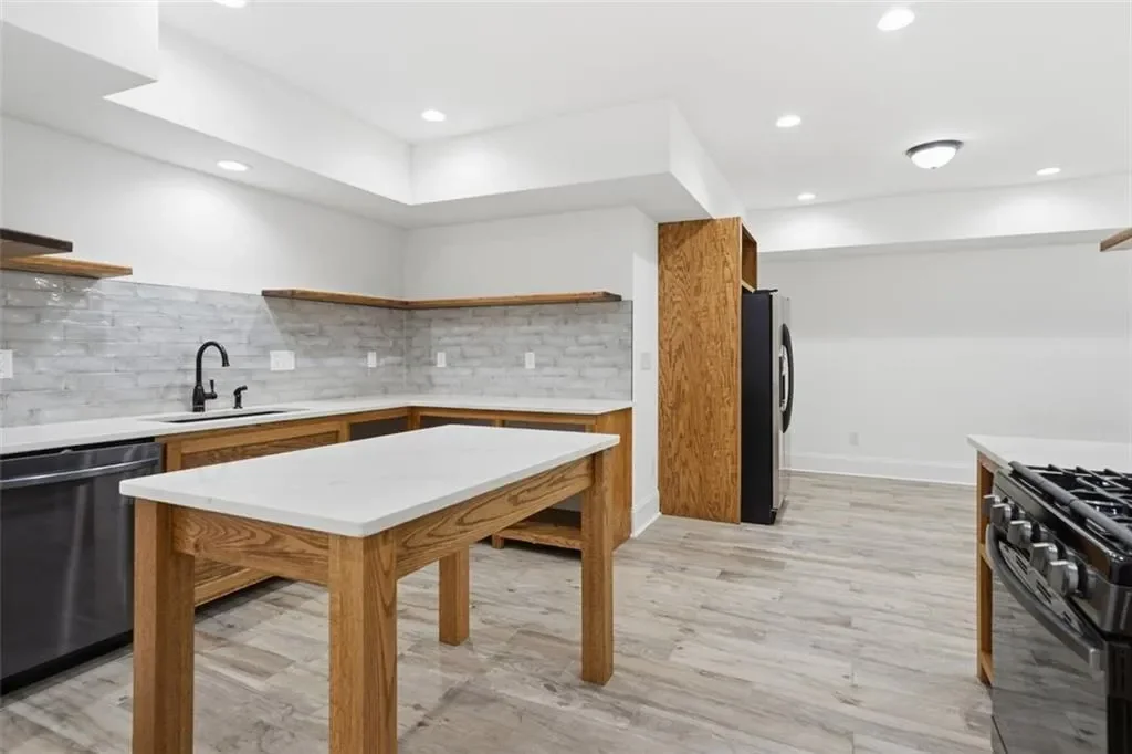 7611 Regency Circle, Sandy Springs, GA 30350, Atlanta, Georgia, United States. - Photo 40