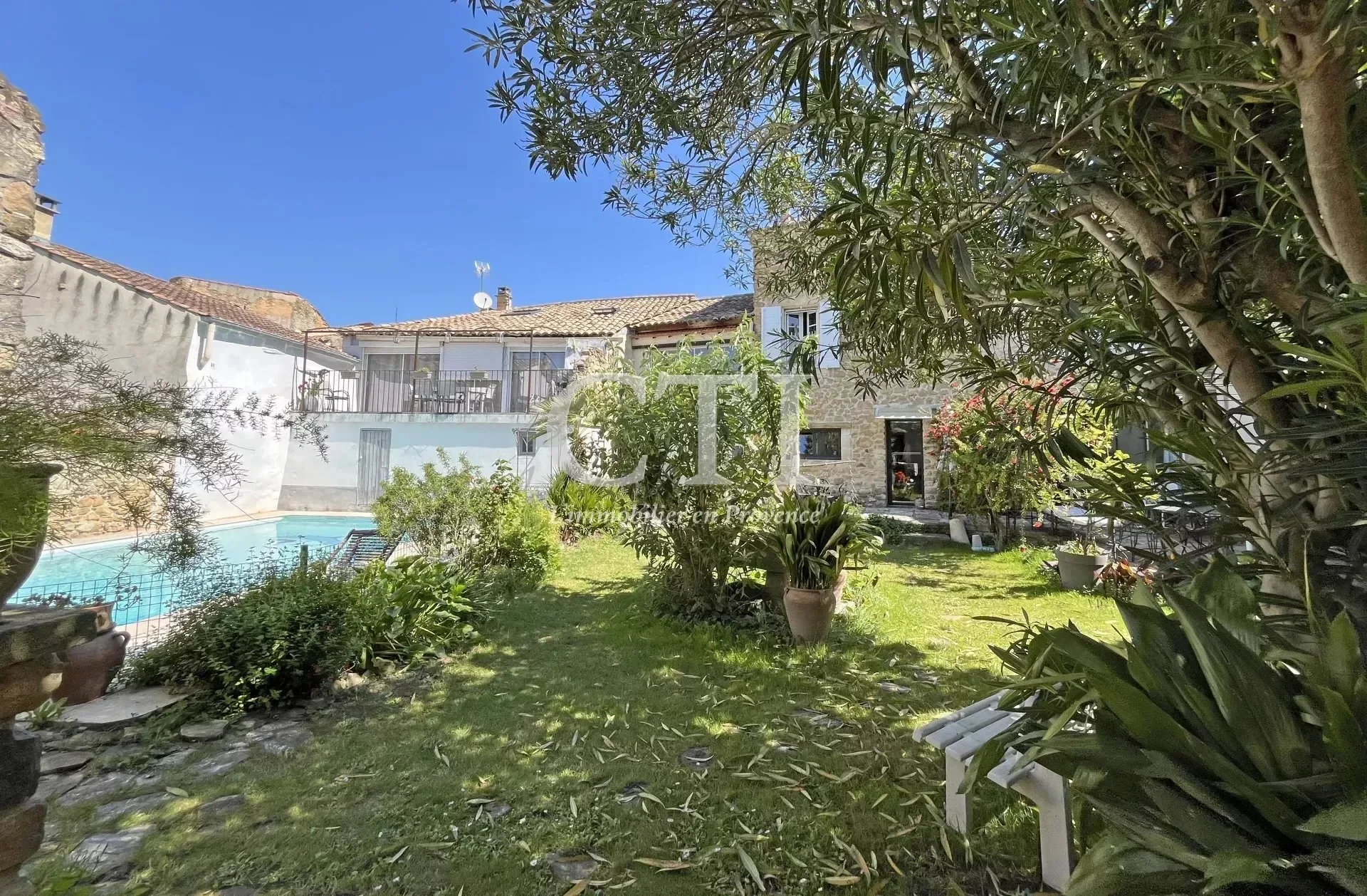 Exterior photo 6