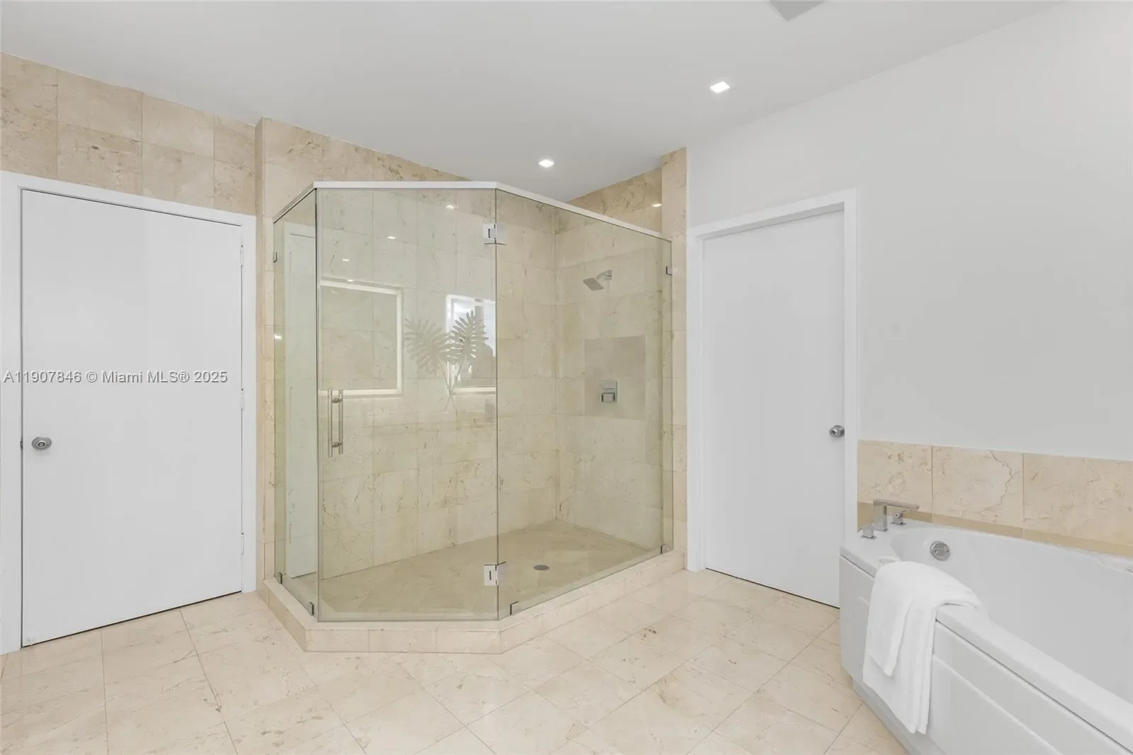 808 Brickell Key Dr 3901, Miami, Florida, United States. - Photo 17