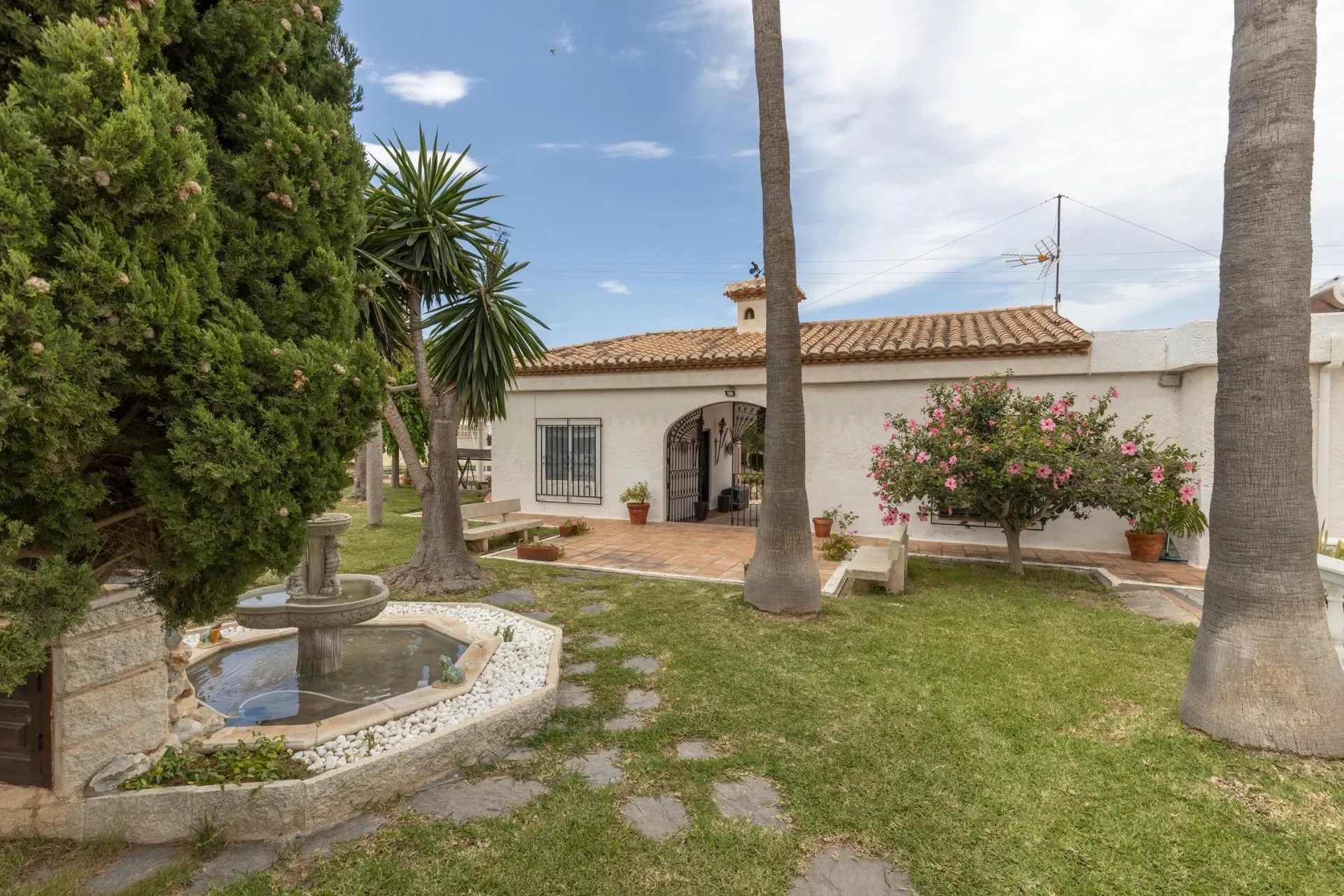 Exterior photo 8