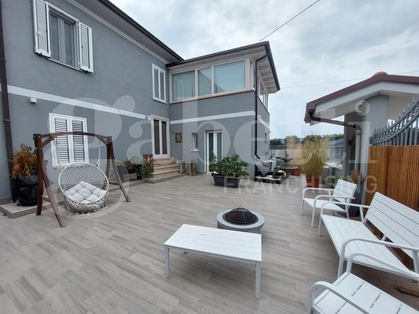 Exterior photo 2