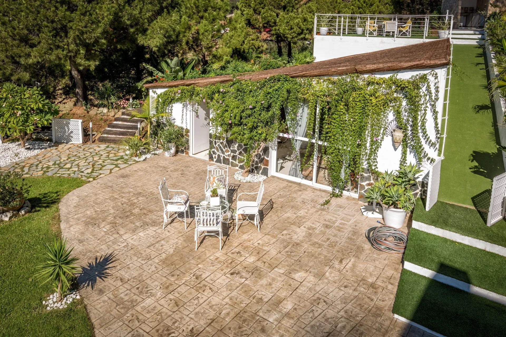 Exterior photo 4
