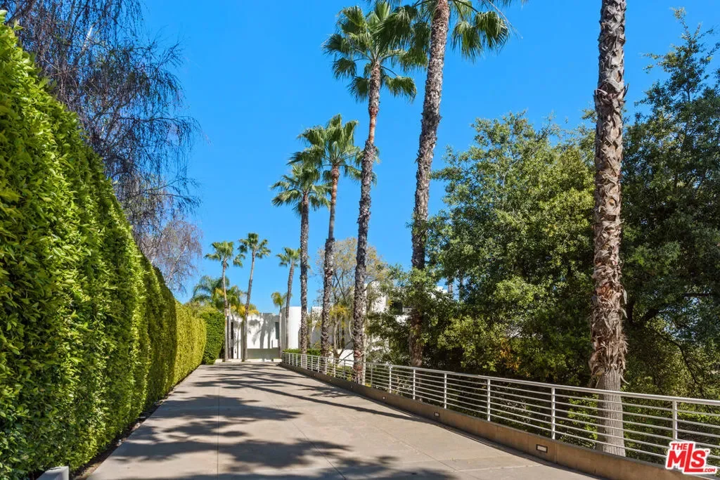 300 N San Rafael Avenue, Altadena, California, United States. - Photo 9