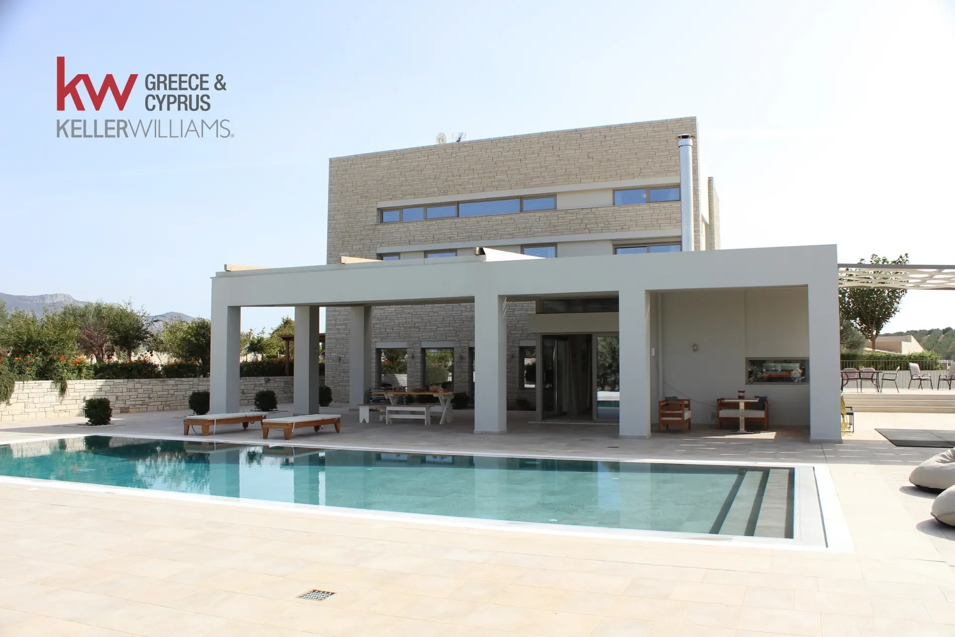 Exterior photo 2