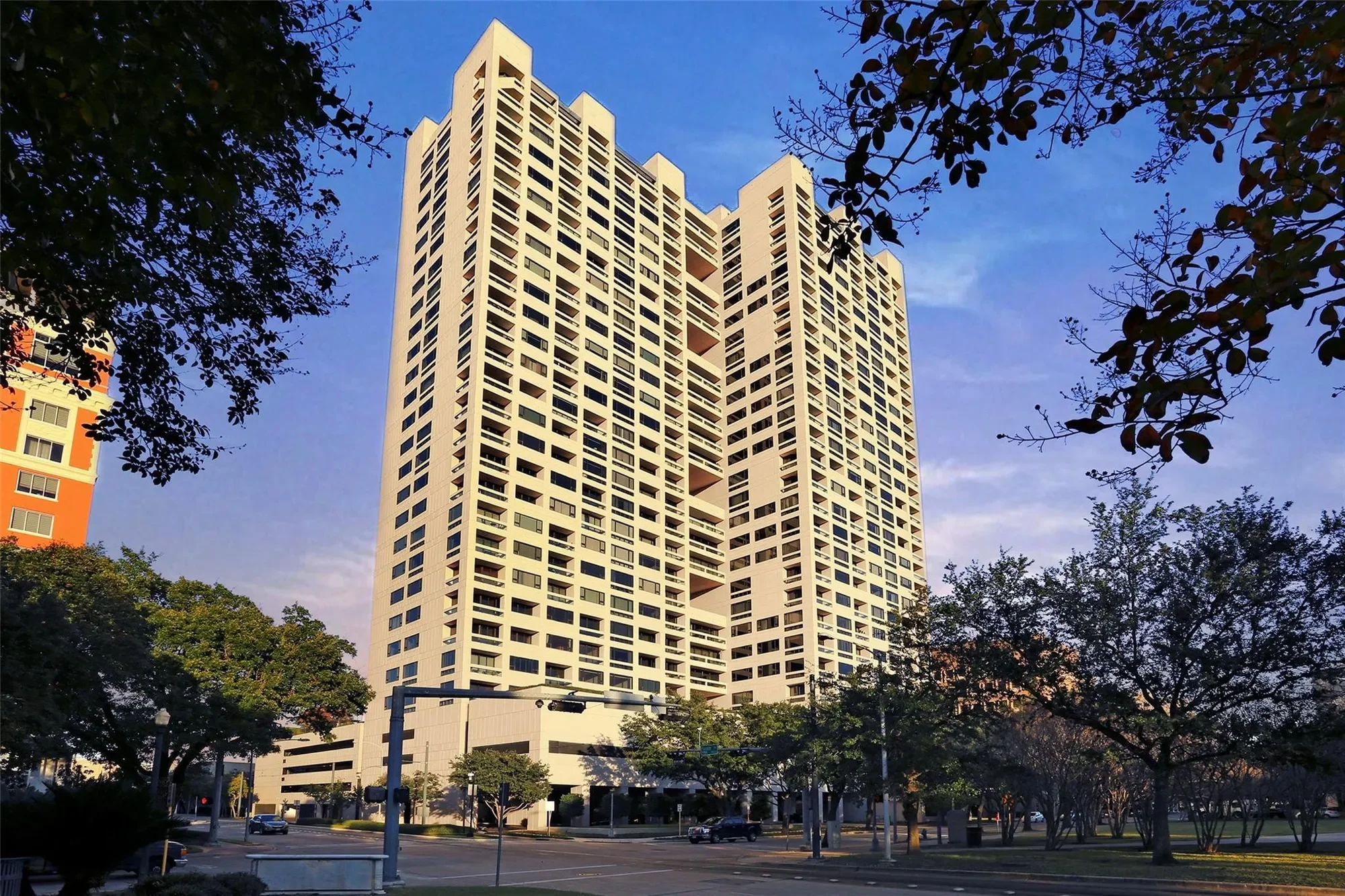 1111 Hermann Drive 7F, Houston, Texas, United States. - Photo 38
