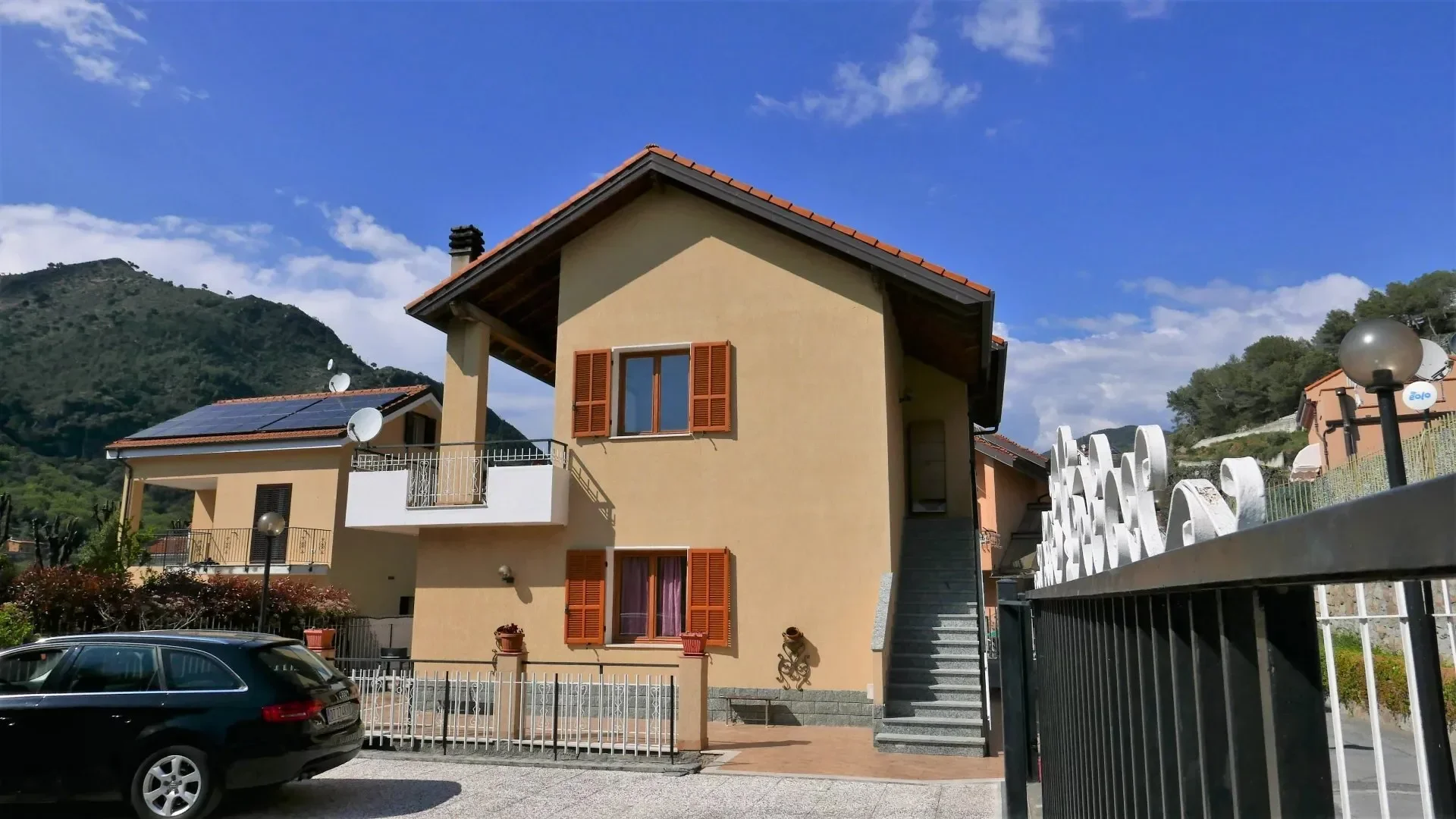 Exterior photo 2