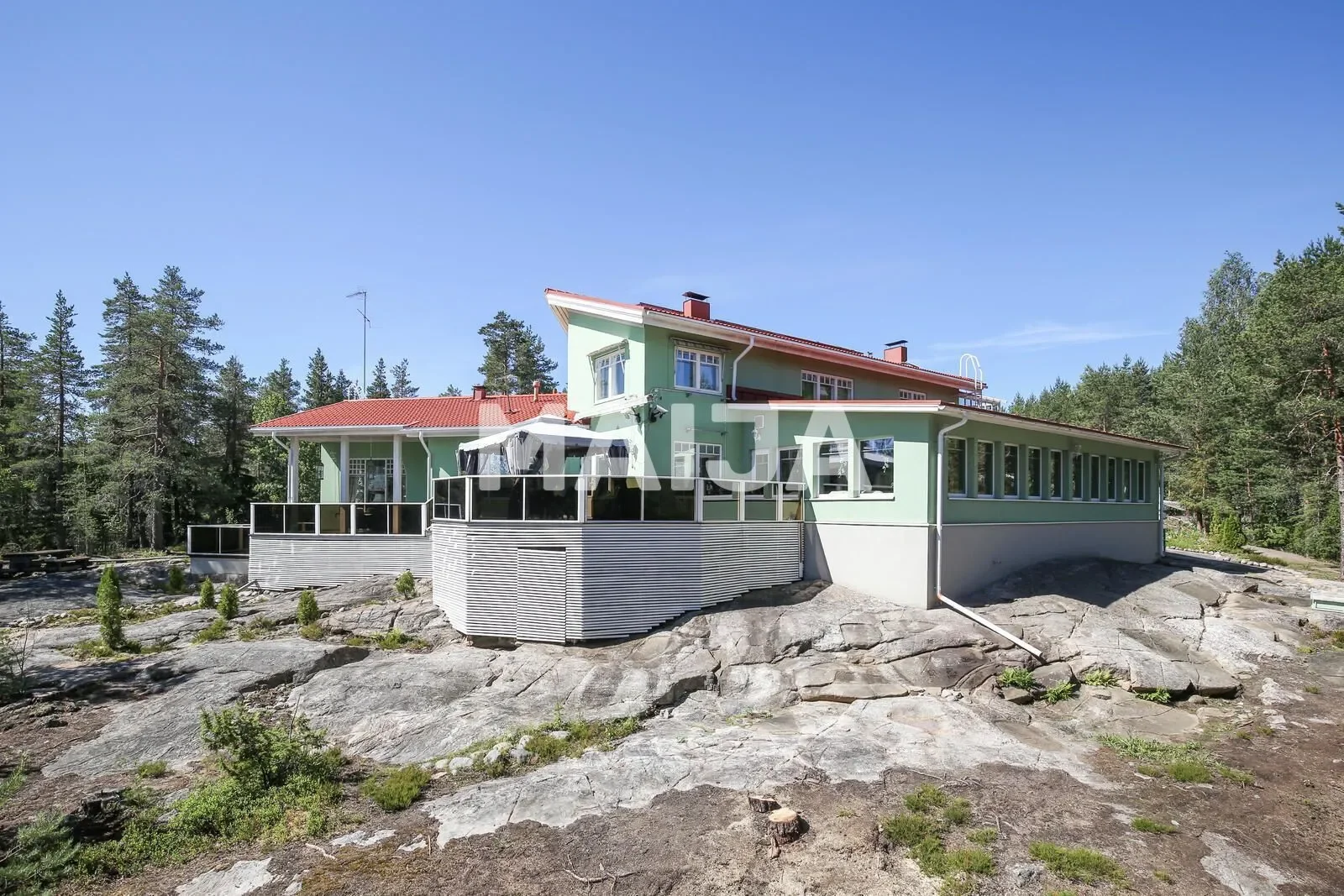 Exterior photo 8