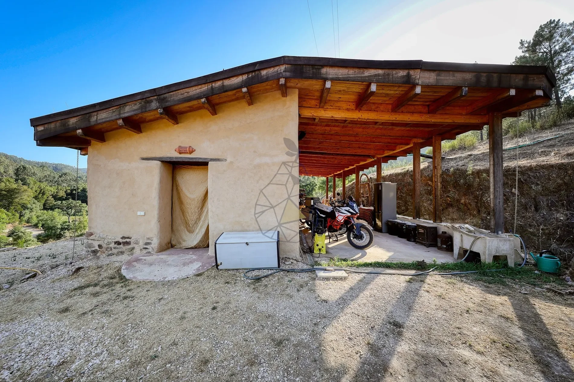 Exterior photo 5
