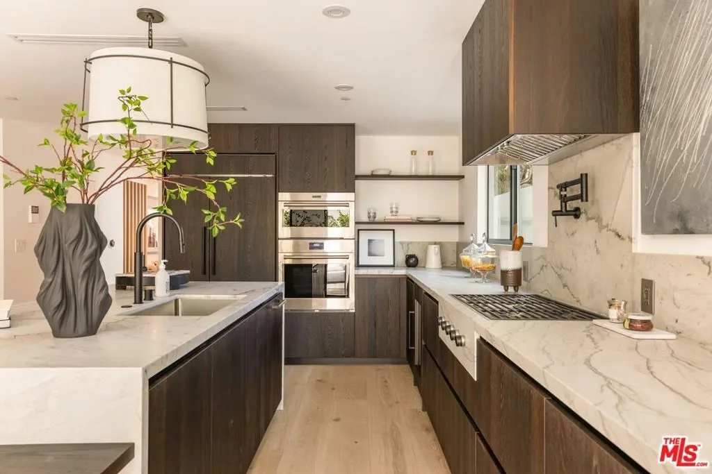 922 N West Knoll Drive, Los Angeles, California, United States. - Photo 39
