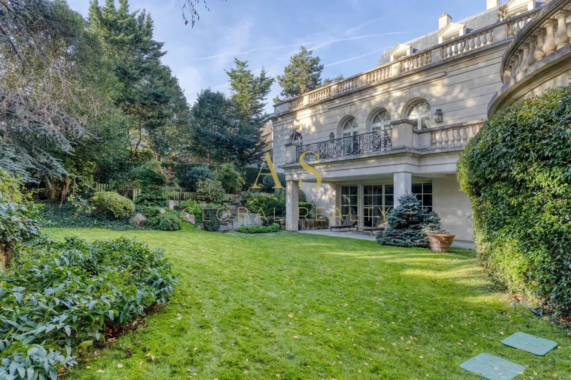 Exterior photo 2