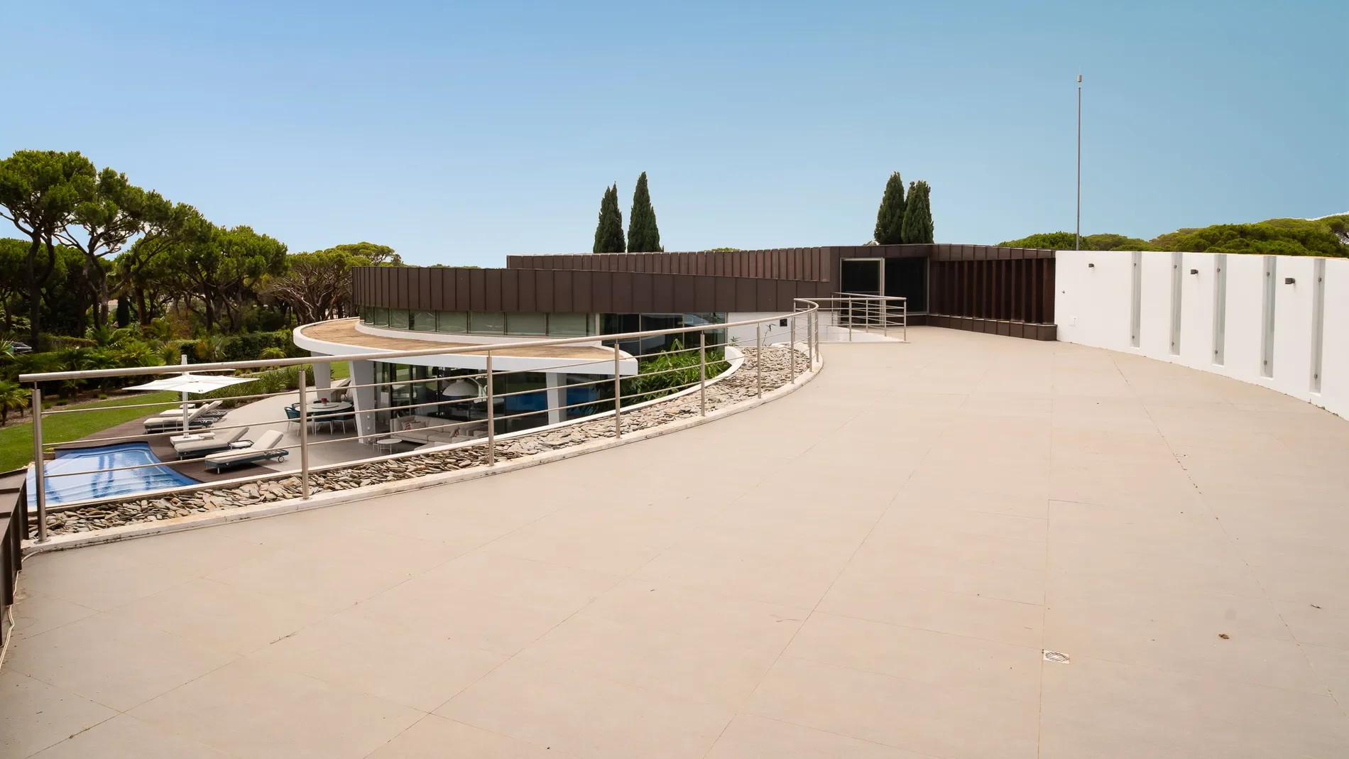 Exterior photo 6