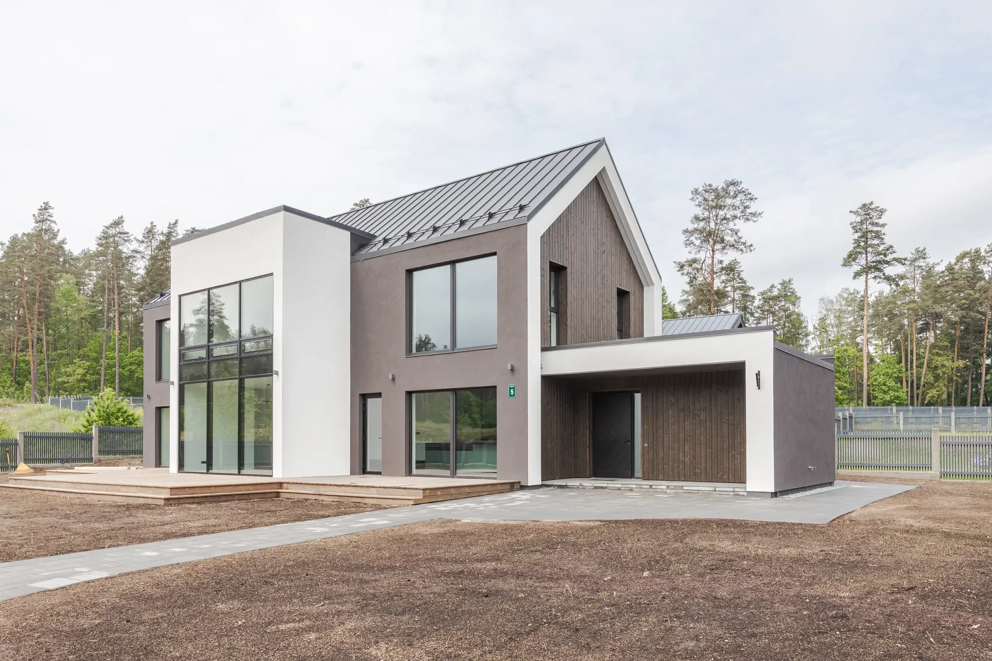Exterior photo 2