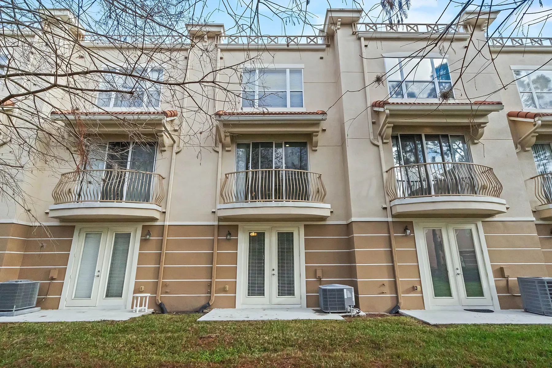 Exterior photo 6