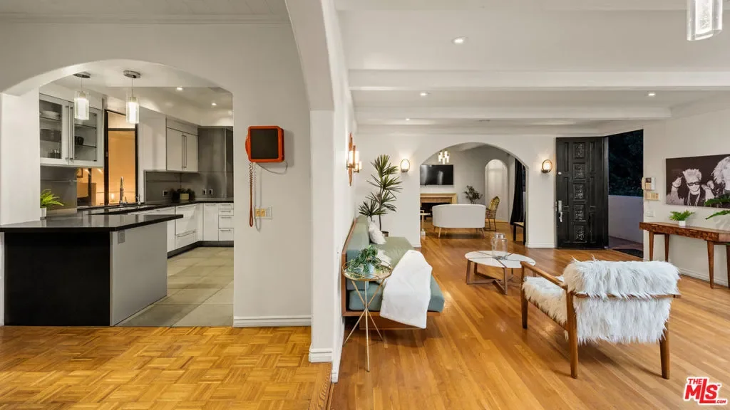 1790 Viewmont Drive, Los Angeles, California, United States. - Photo 18