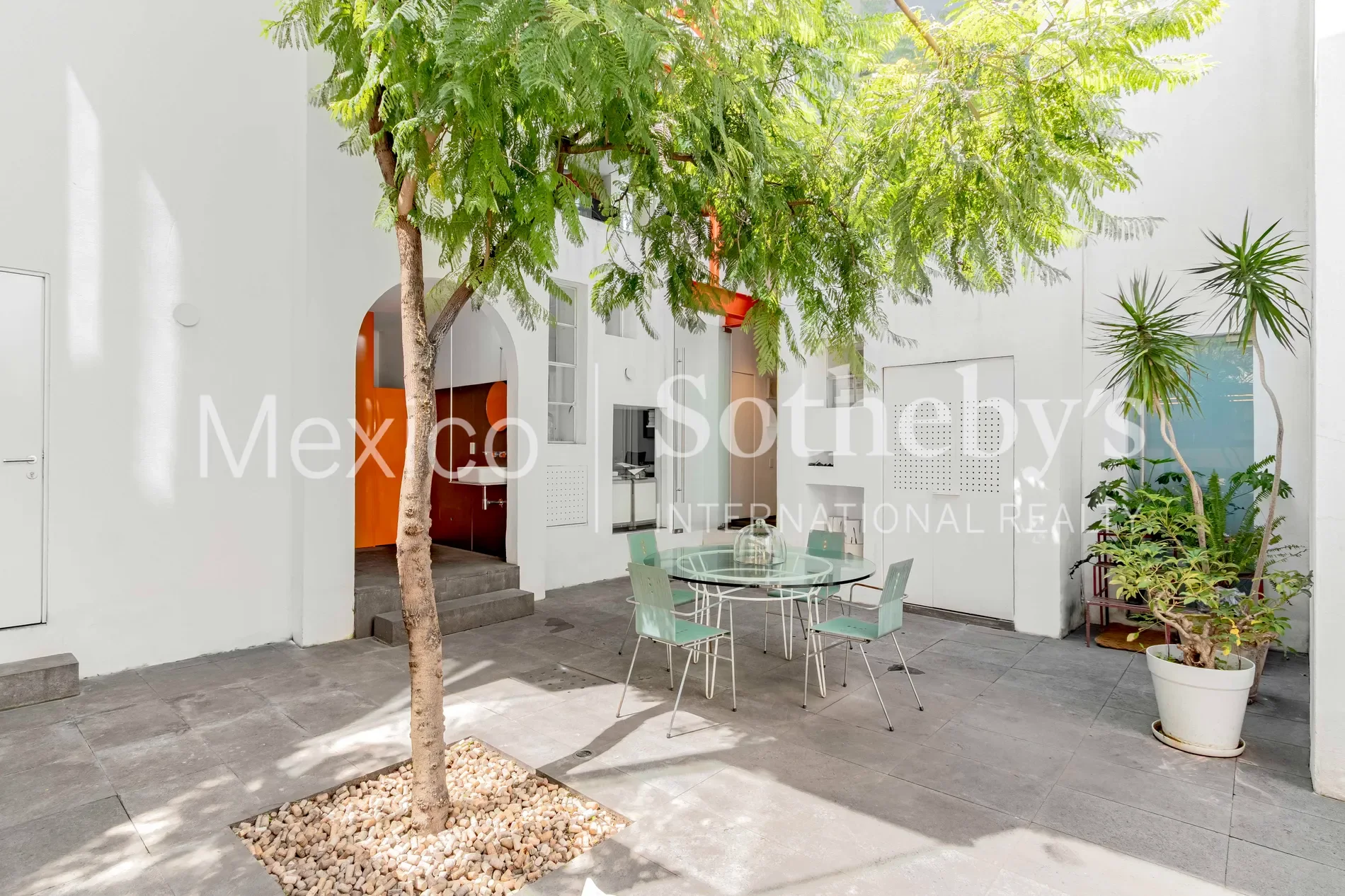 Exterior photo 6