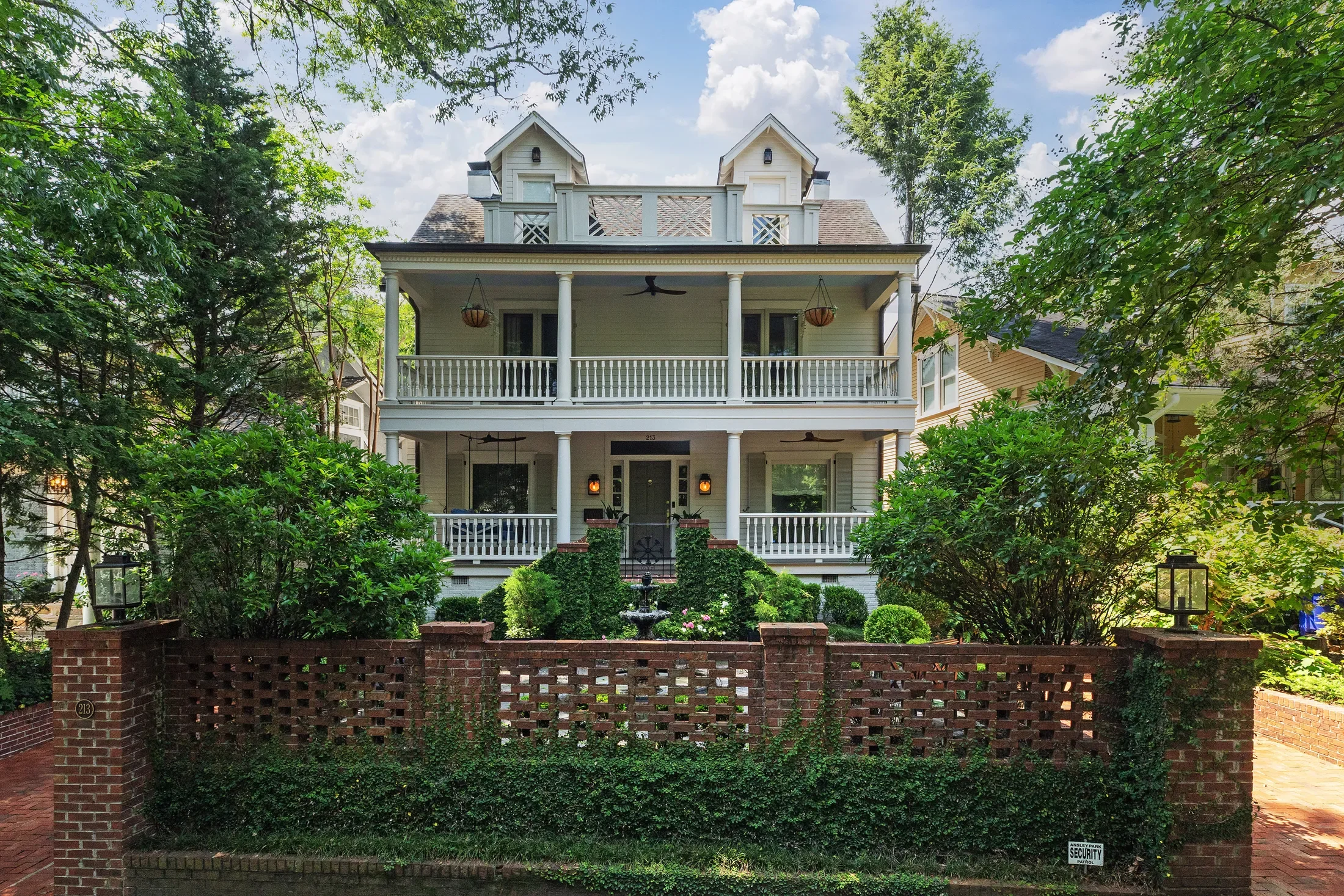 Exterior photo 1