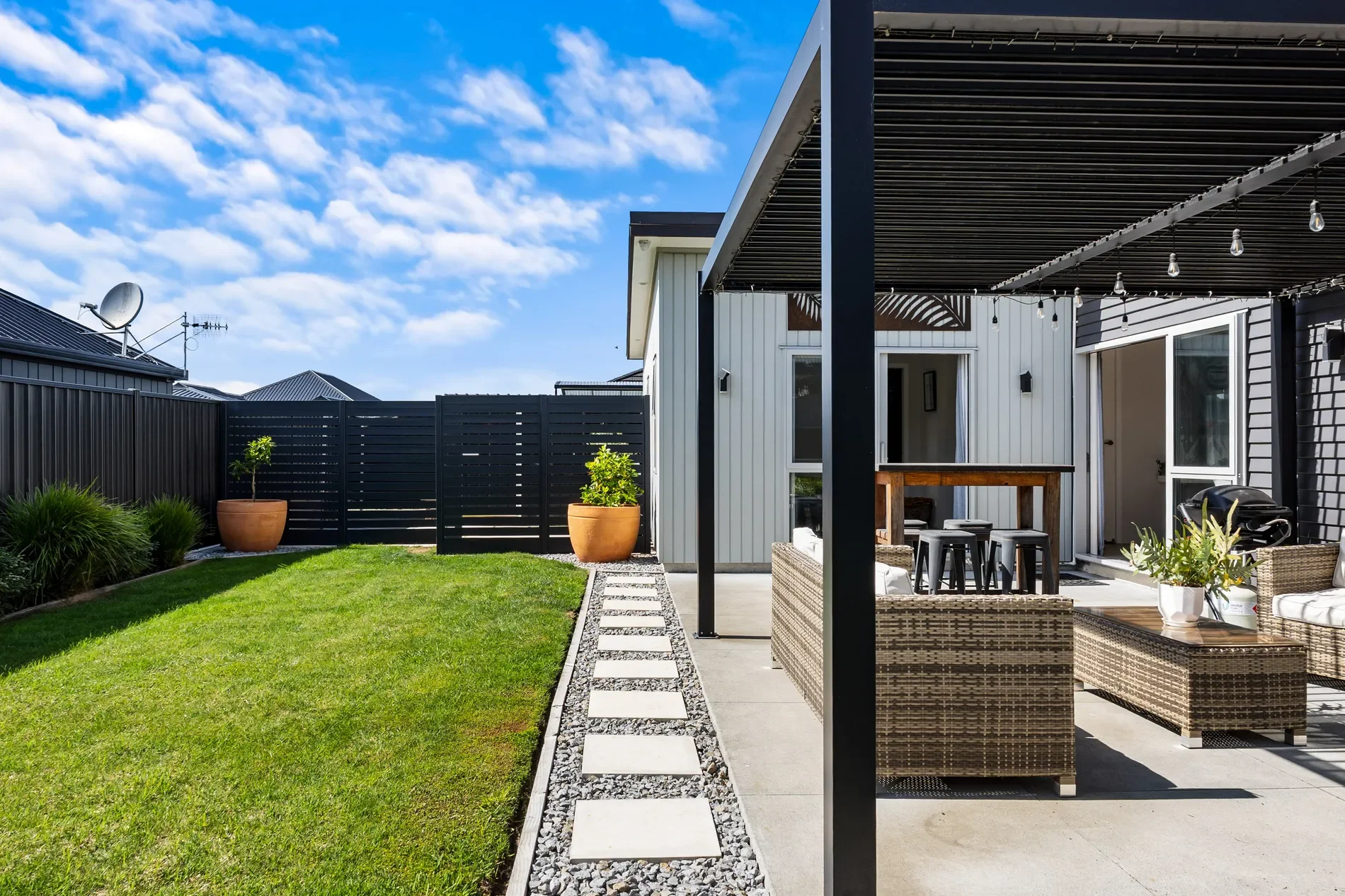 Exterior photo 5