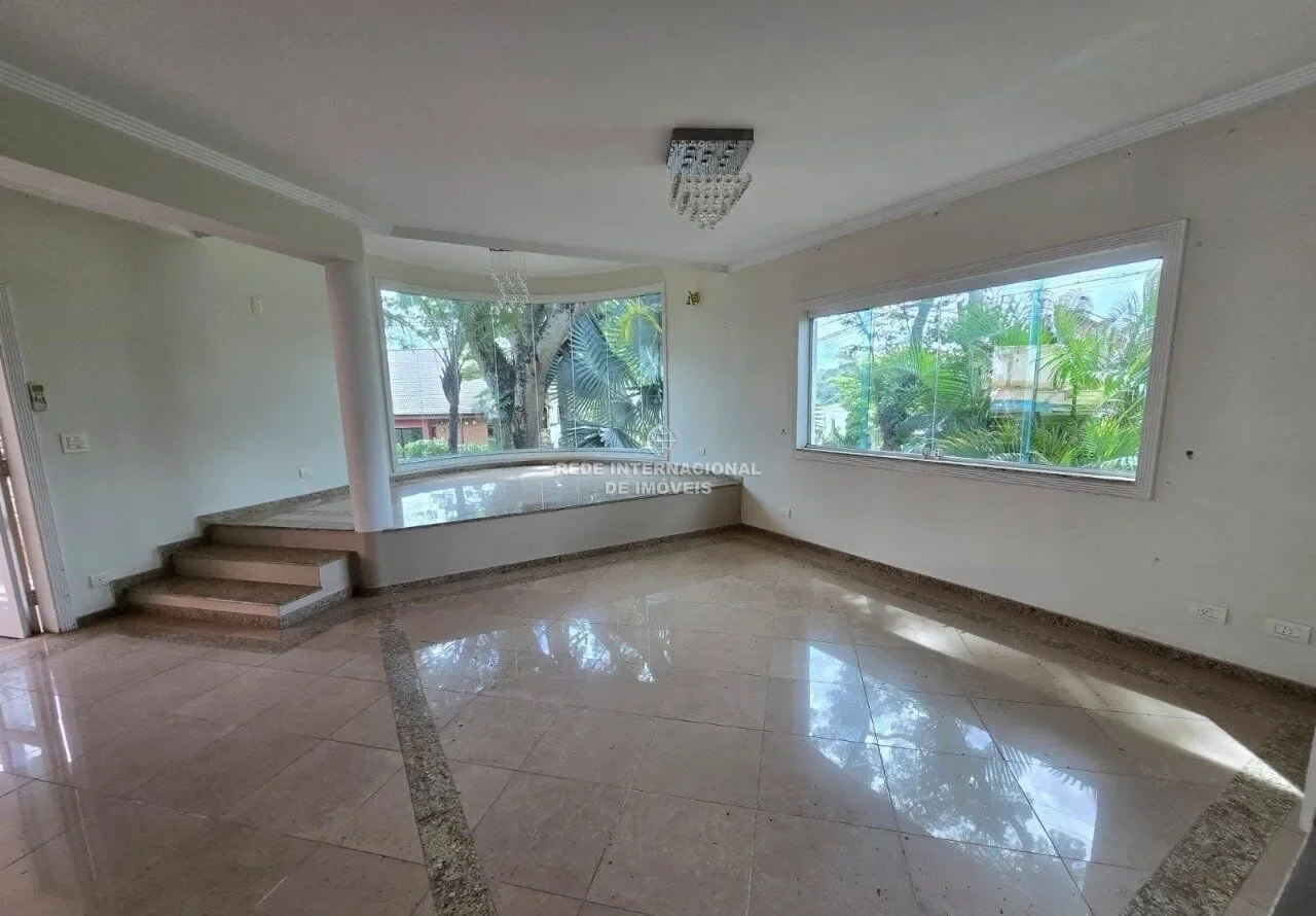 We present a magnificent corner house, with great potential for retrofit, located in the prestigious