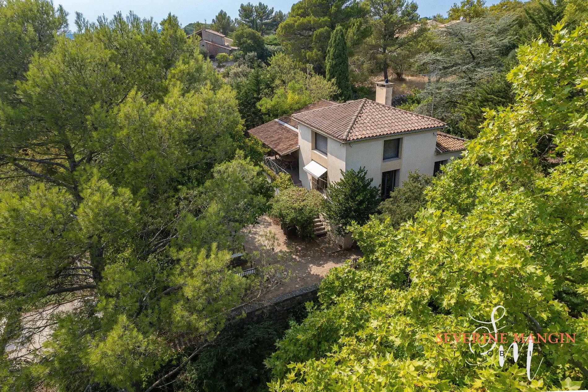 Exterior photo 2
