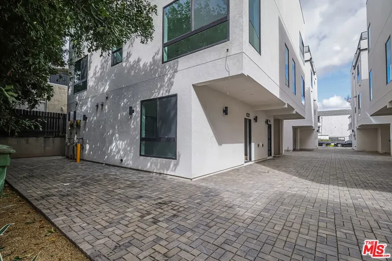 11810 Gilmore Street, Los Angeles, California, United States. - Photo 23