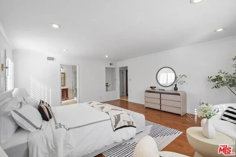 800 S Bronson Avenue, Los Angeles, California, United States. - Photo 13