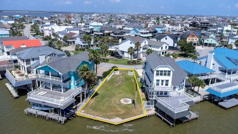 135 Isles End Road, Tiki Island, TX 77554, Galveston, Texas, United States. - Photo 8