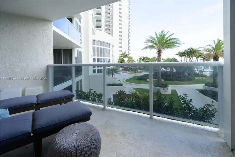 19111 Collins Ave 207, Golden Beach, Florida, United States. - Photo 30