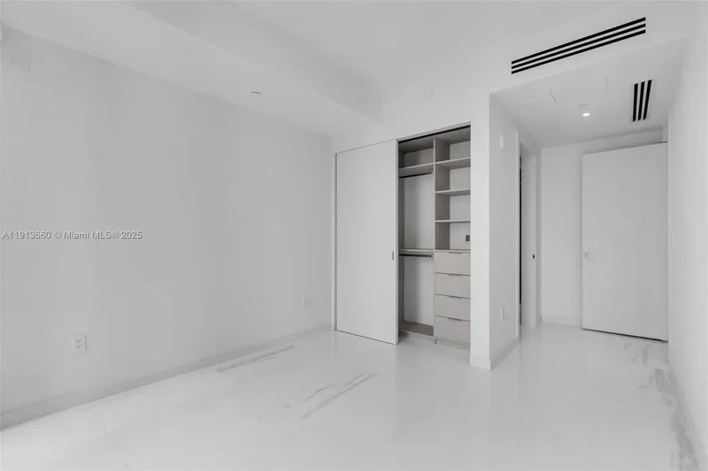 300 Biscayne Boulevard Way 3009W, Miami, Florida, United States. - Photo 2