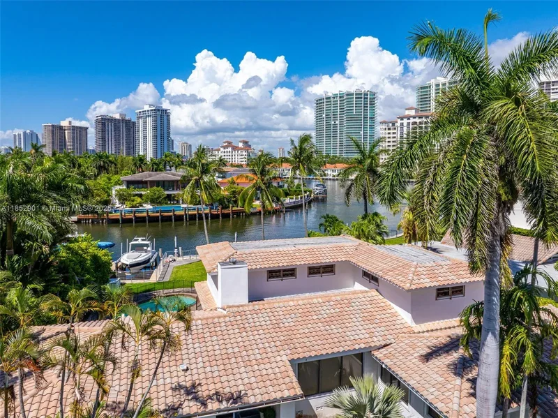 268 S Parkway, Golden Beach, Florida, United States. - Photo 52