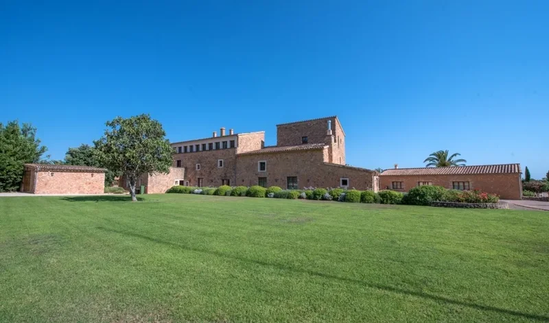 Charming and Elegant Estate in Santa Maria