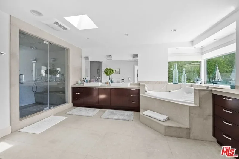 9626 Highridge Drive, Beverly Hills, California, United States. - Photo 19