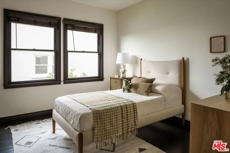 4189 Holly Knoll Drive, Los Angeles, California, United States. - Photo 24
