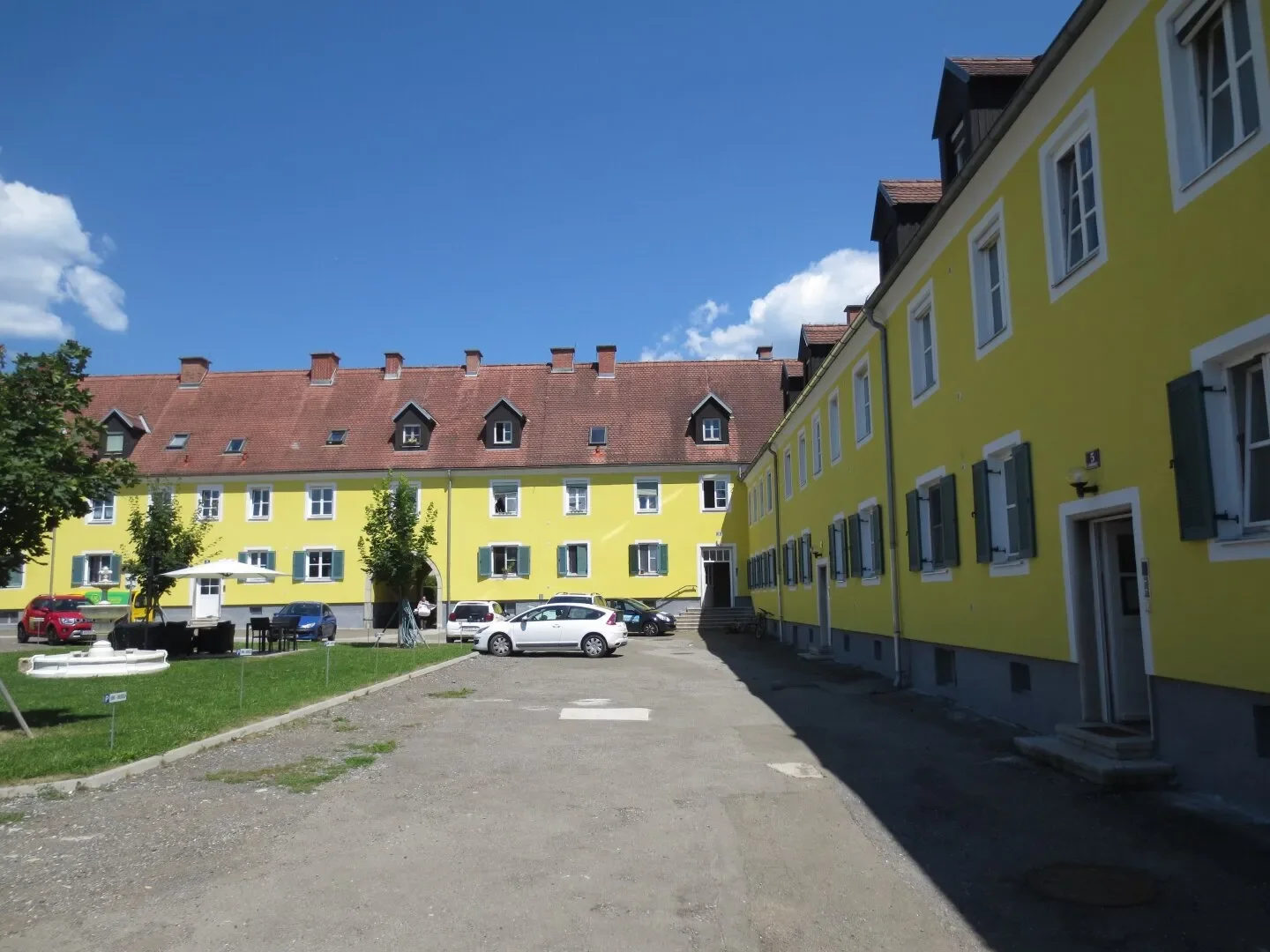 Exterior photo 2