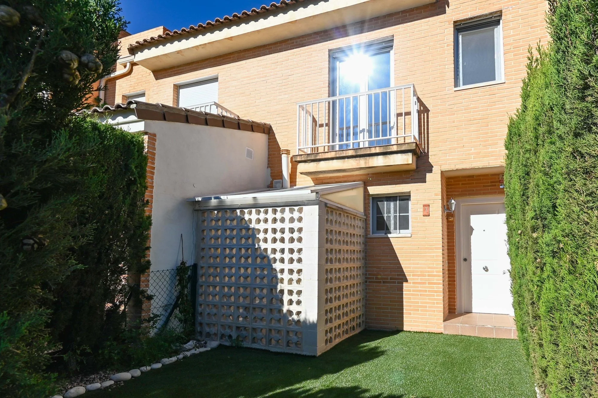 Exterior photo 8