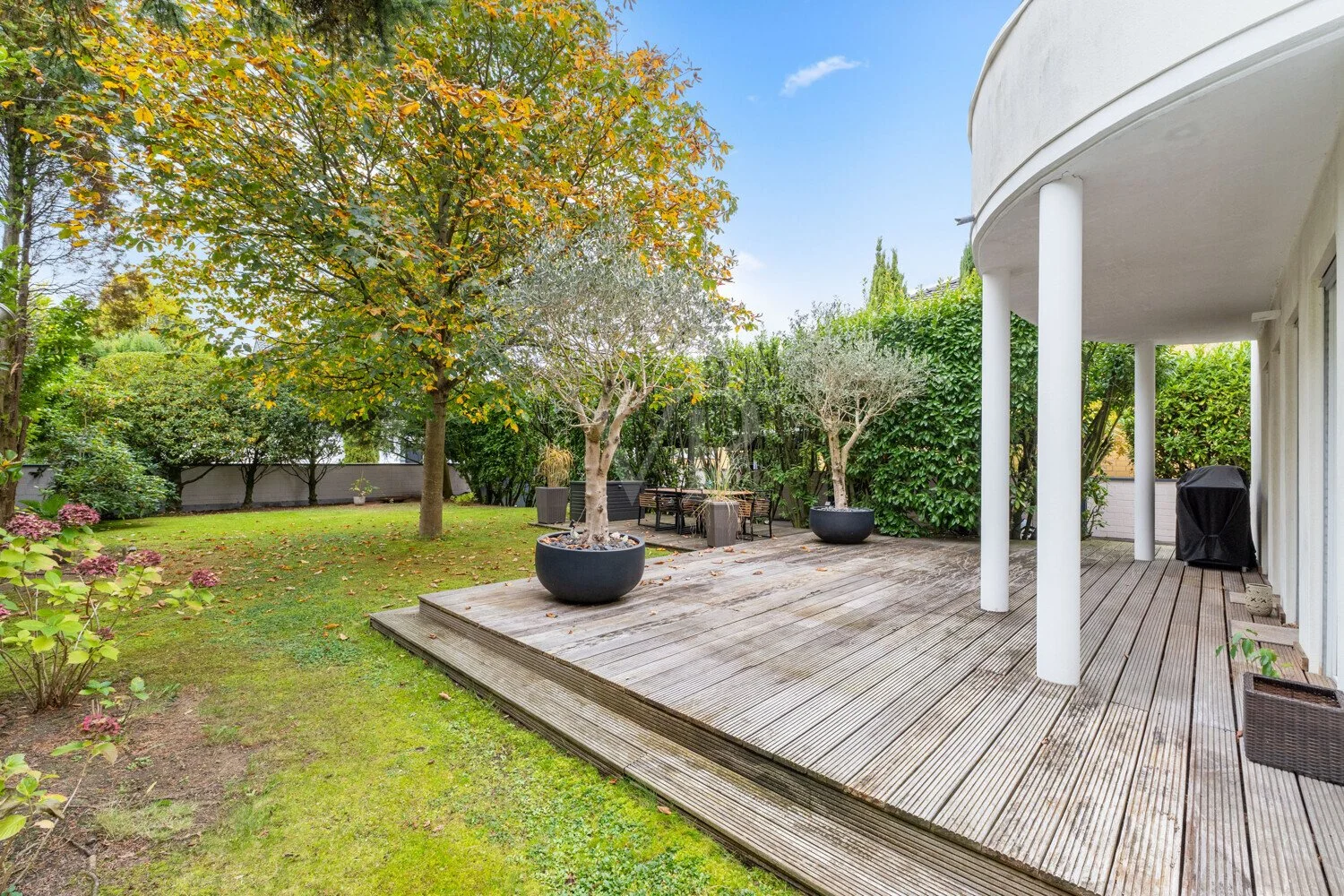 Exterior photo 2