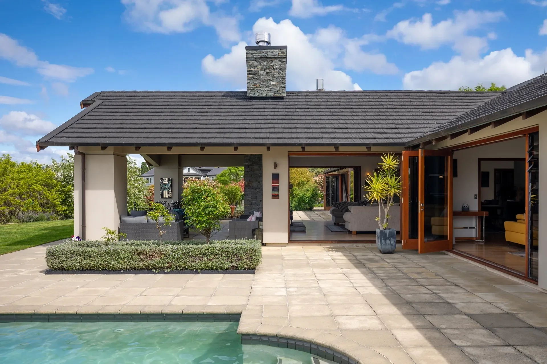 Exterior photo 2