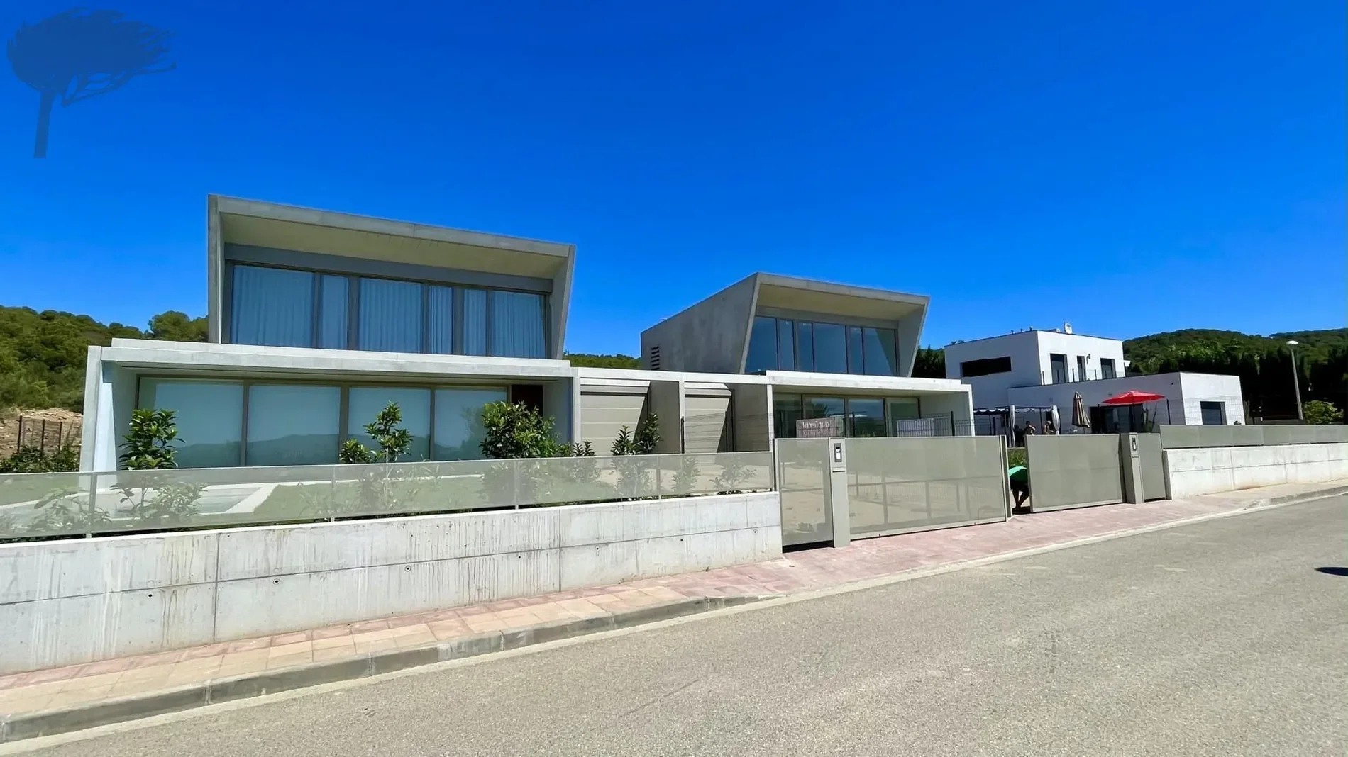 Exterior photo 4