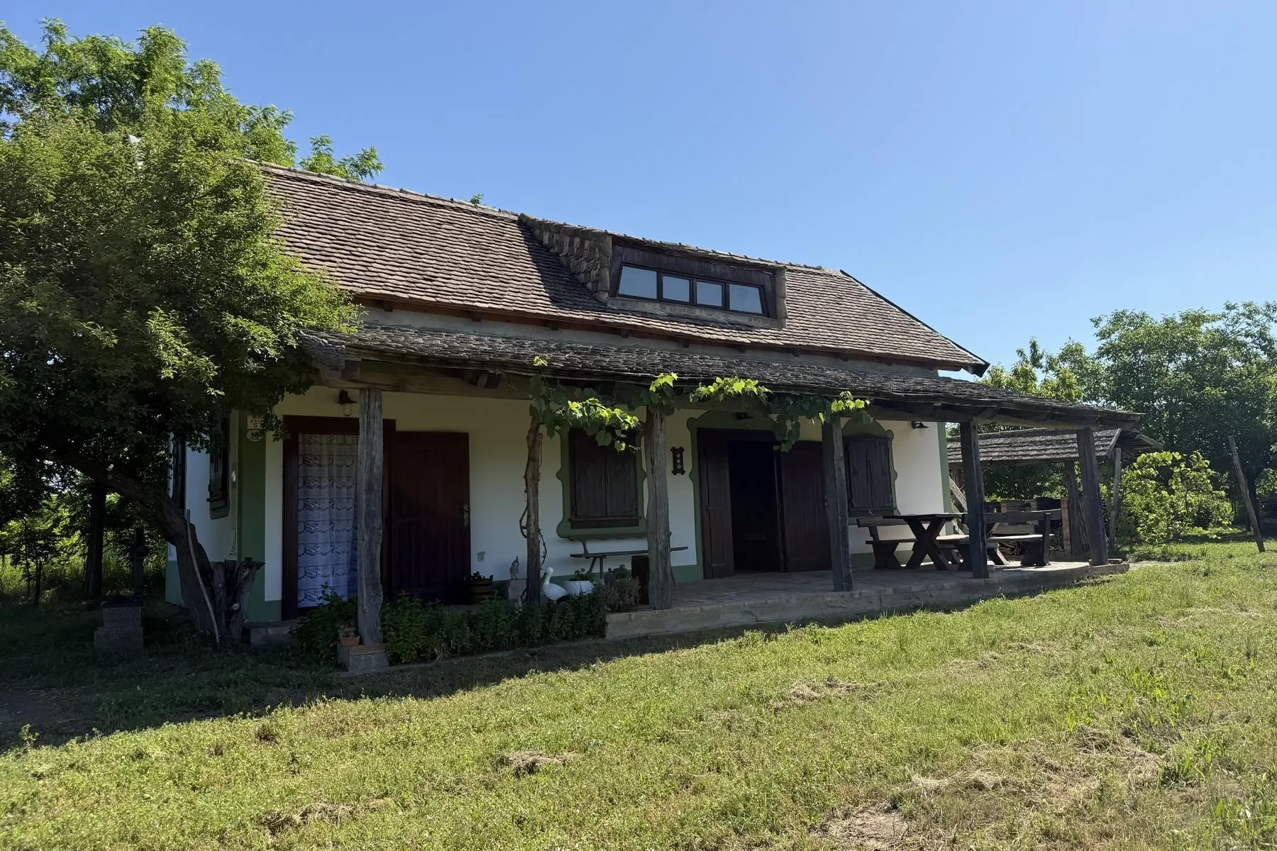 Exterior photo 2