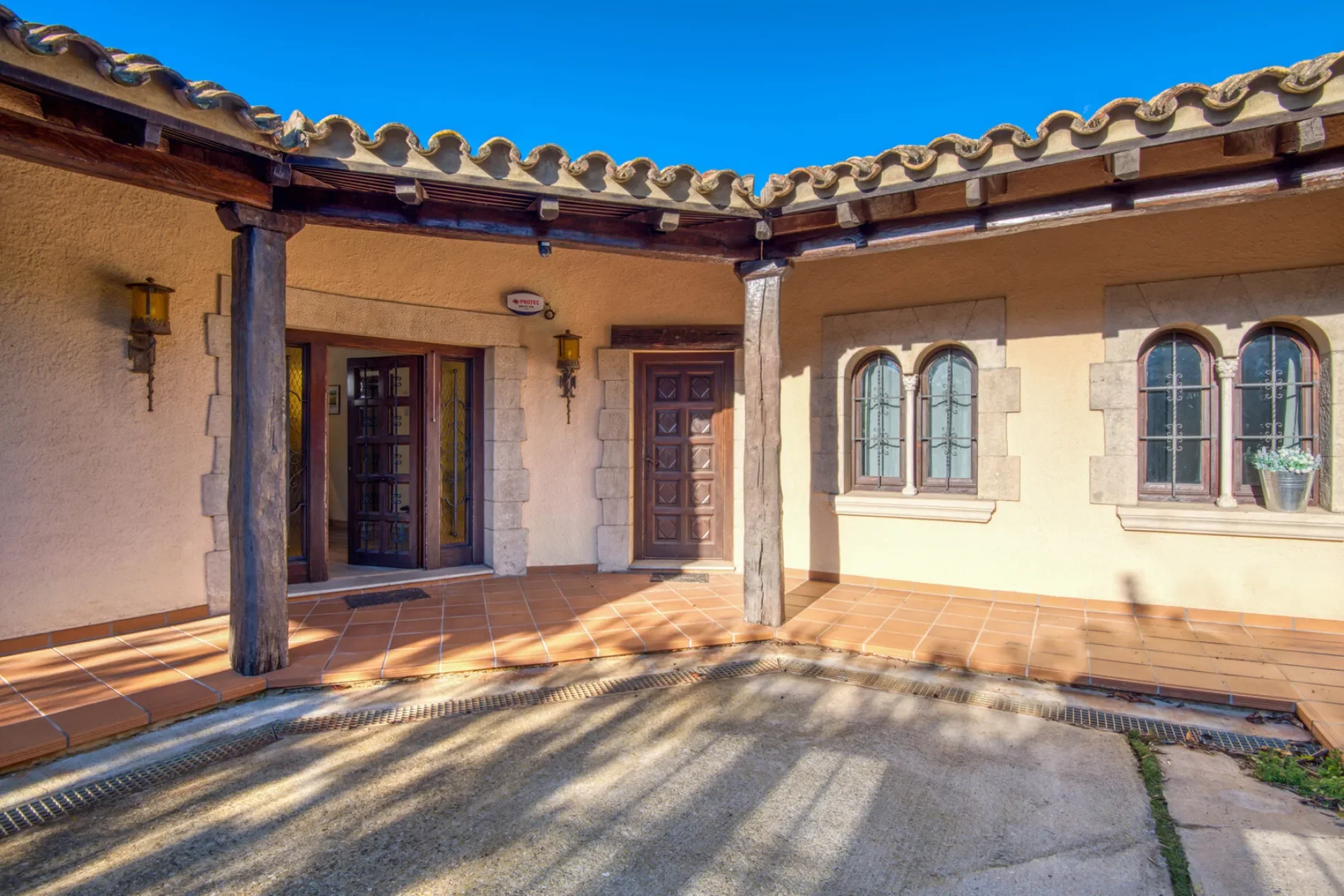 Exterior photo 4