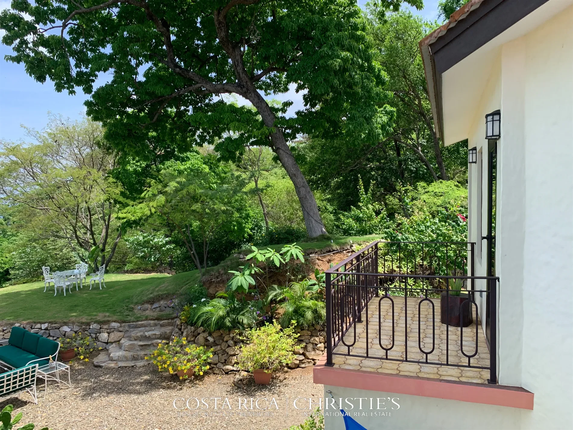 Exterior photo 7