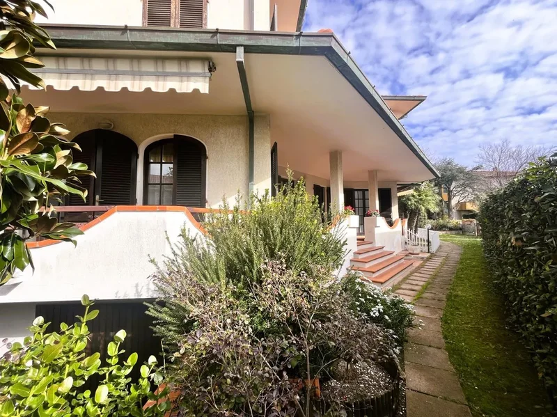 Villa in vendita a Rosignano Marittimo(LI) in Buono composto da 14vani